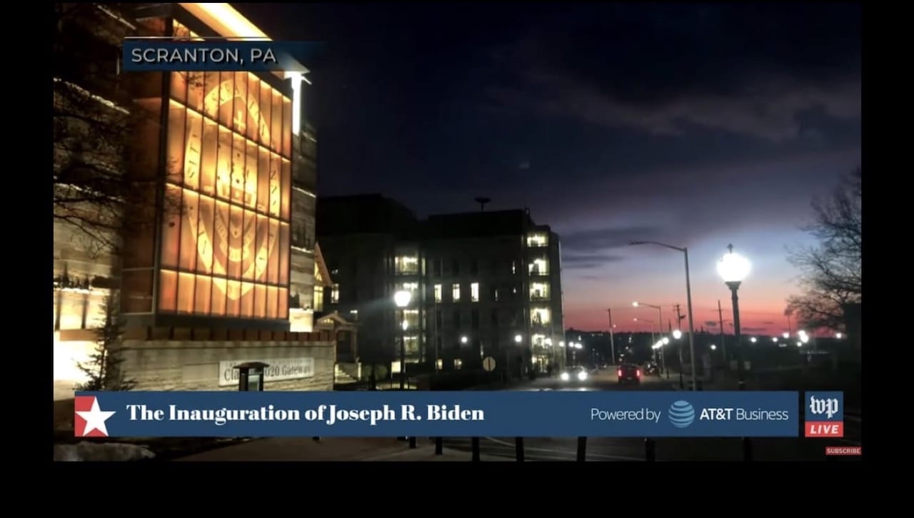 The University’s Class of 2020 Gateway’s amber lighting in honor of a national moment of remembrance appeared in national television coverage of President Joe Biden’s Inauguration. Since April, the Gateway has illuminated a red cross with a blue background to honor those who are bravely and selflessly responding during the COVID-19 pandemic, especially our alumni and members of the University community.