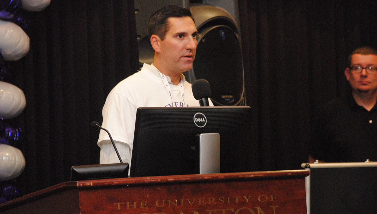 Alumni Society President Mike Short '99 addresses students and alumni at the 2017 Toast2Scranton Campus Celebration.