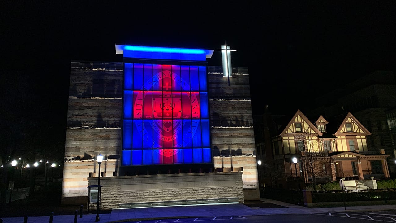 The University of Scranton’s St. Thomas Gateway will illuminate a red cross with a blue background from sunset until 10 p.m. each evening as part of Royals Respond, an initiative to honor those who are bravely and selflessly responding during the COVID-19 pandemic, especially our alumni and members of the University community.